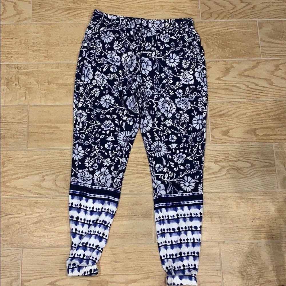 Blue flower print pants
